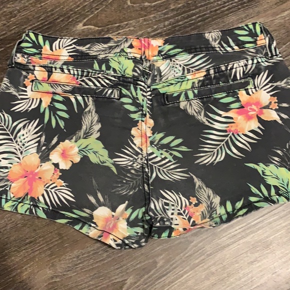 Arizona Jean Co. shorts. Size 3 floral print - Picture 3 of 3